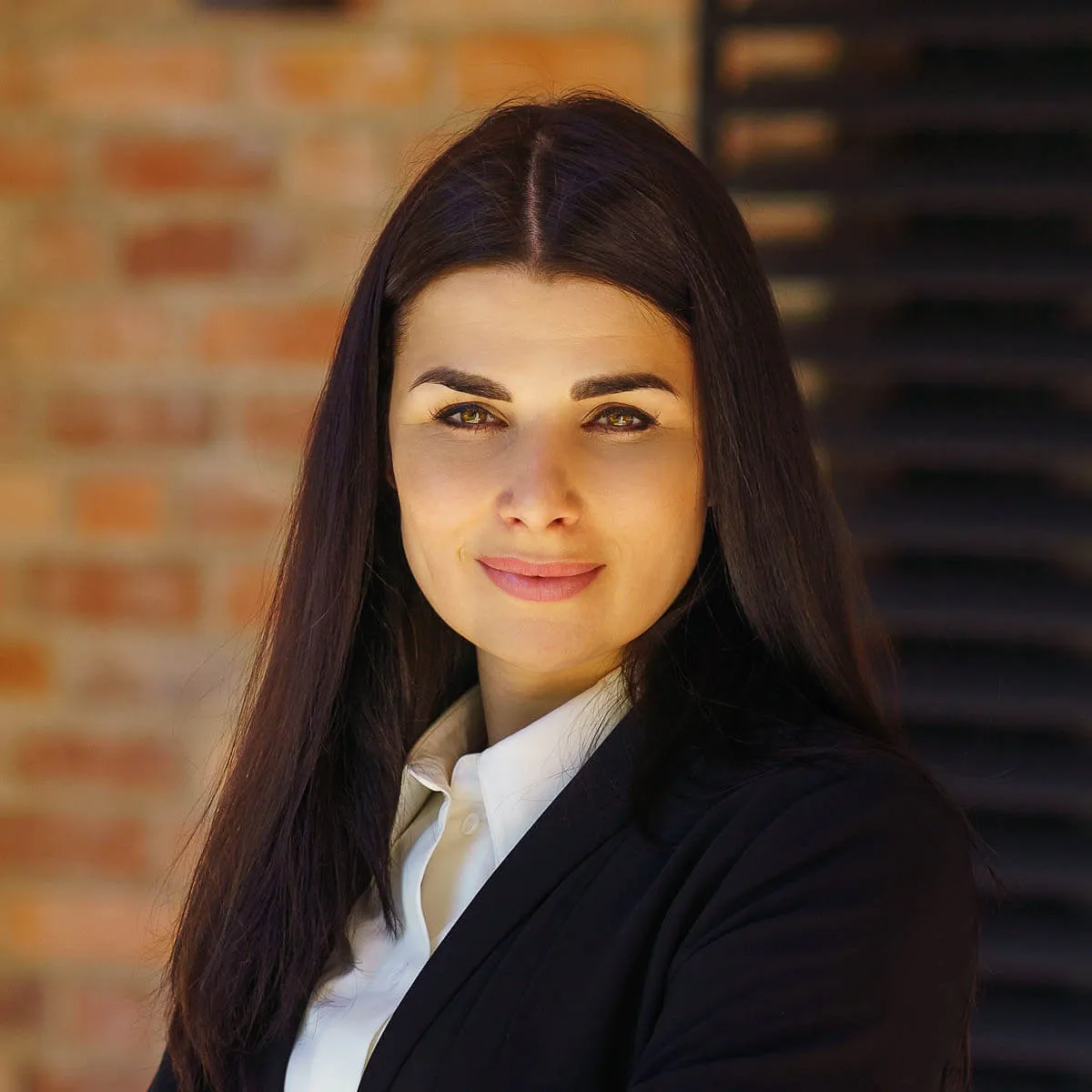 Business Portrait Frau im schwarzen Blazer – Corporate Fotografie von Milan Istvan