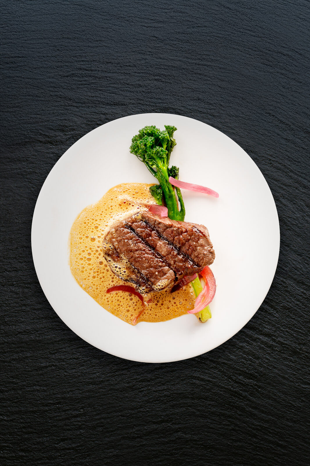 Fine Dining Food Fotografie – Gourmet Teller mit Fleischgericht von Milan Istvan