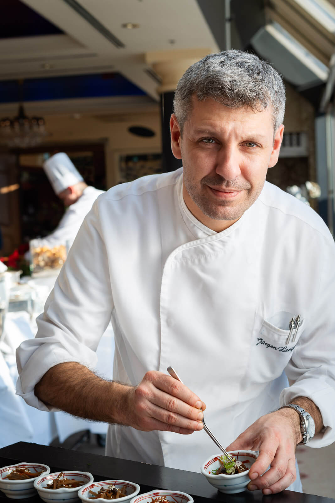 Portraitfotografie Spitzenkoch in Restaurantküche – Milan Istvan Visuals