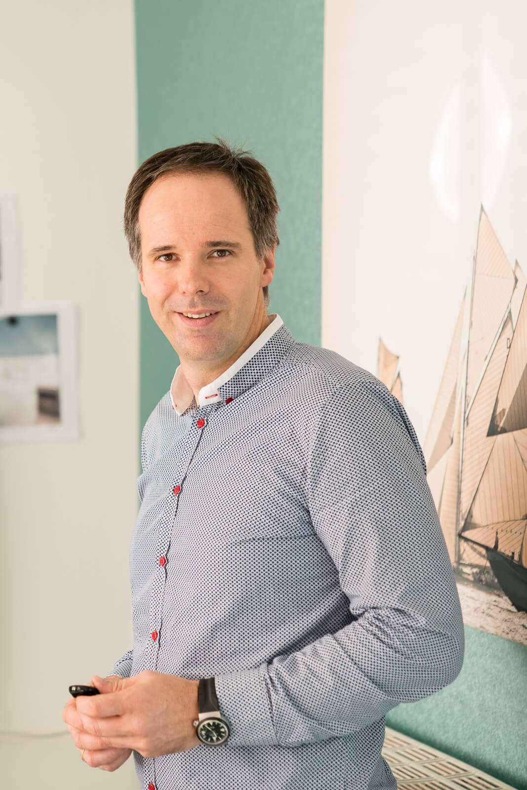 Business Portrait Mann im Büro – Corporate Fotografie von Milan Istvan