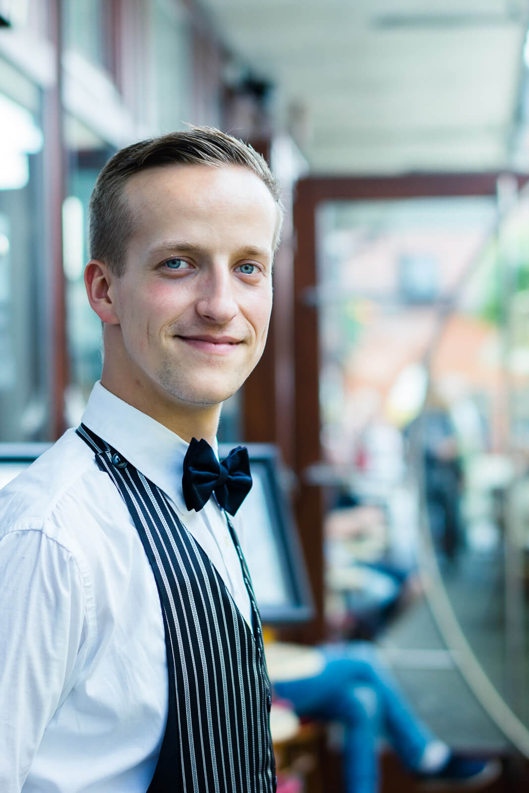 Portrait junger Kellner im Service – Hospitality Fotografie von Milan Istvan
