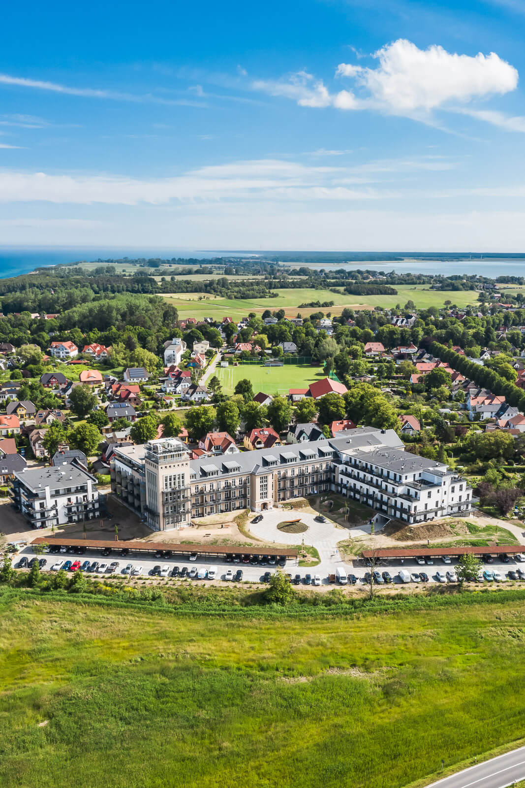 Luftaufnahme Hotelanlage an der Ostsee – Architektur- und Drohnenfotografie von Milan Istvan