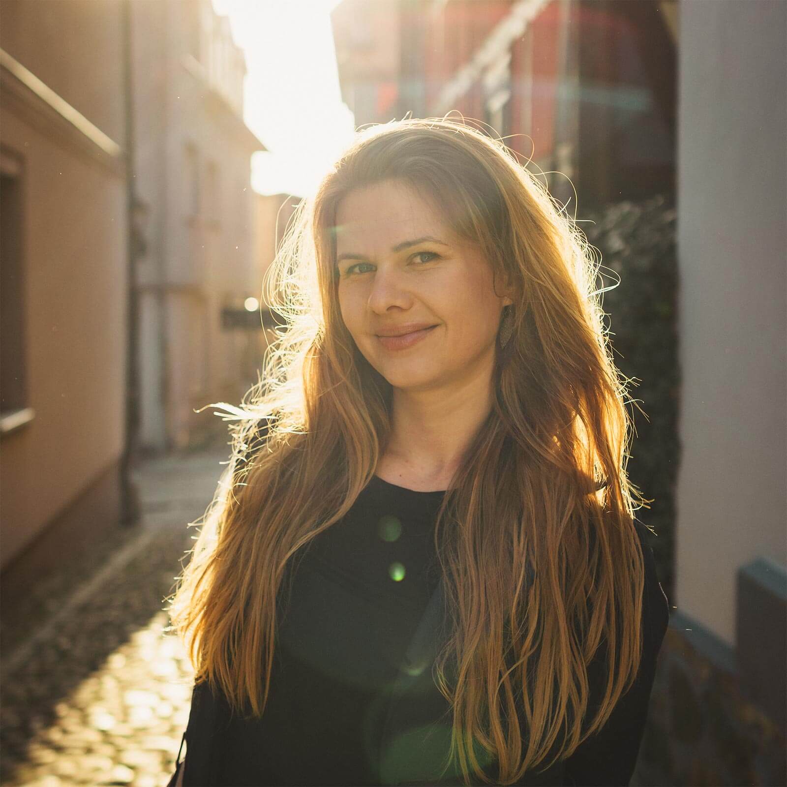 Lifestyle Portrait junge Frau im Gegenlicht – Outdoor Fotografie von Milan Istvan