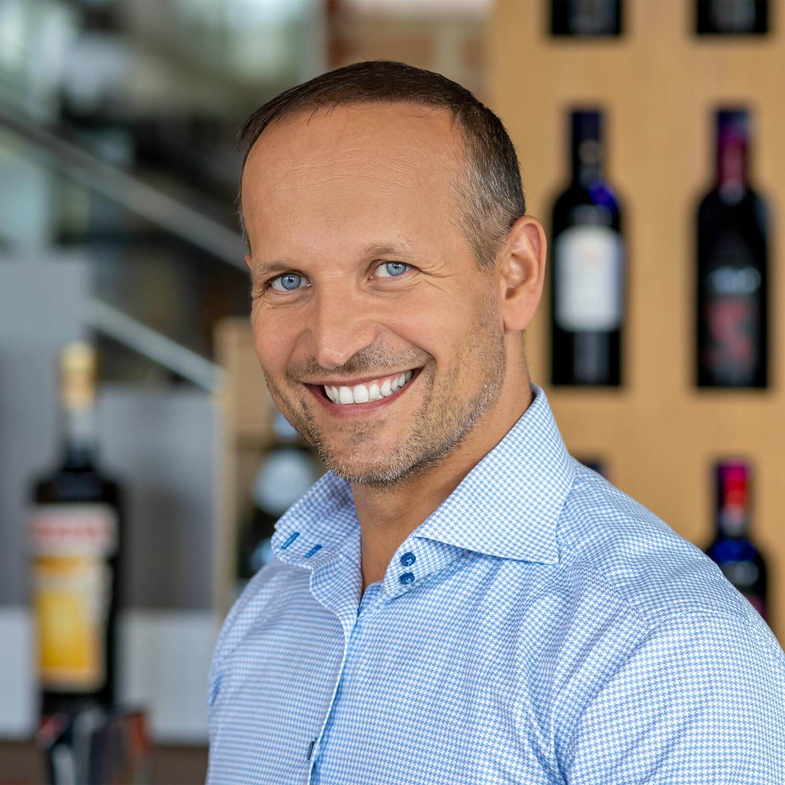 Business Portrait Unternehmer im Restaurant – Hospitality Fotografie von Milan Istvan